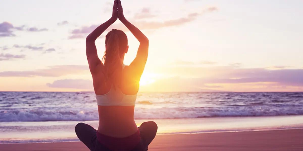 Yoga frente al mar: una conexión cuerpo-mente-naturaleza La práctica del yoga ha ganado popularidad en los últimos años,