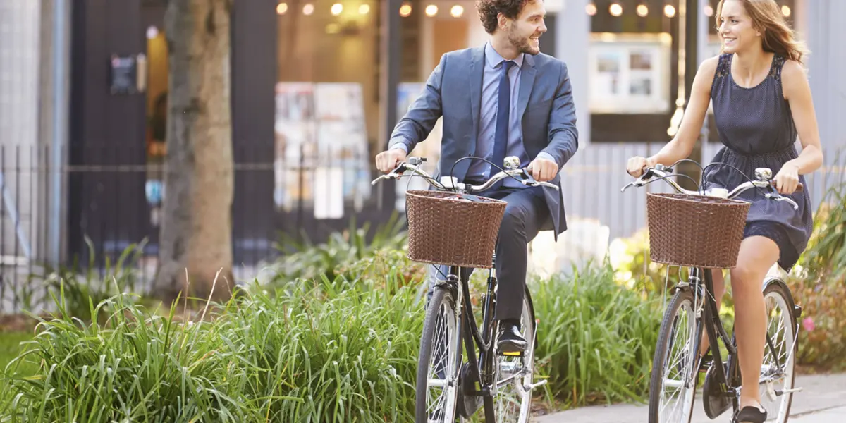 Pedalea hacia un futuro más verde: Los beneficios de ir en bici al trabajo