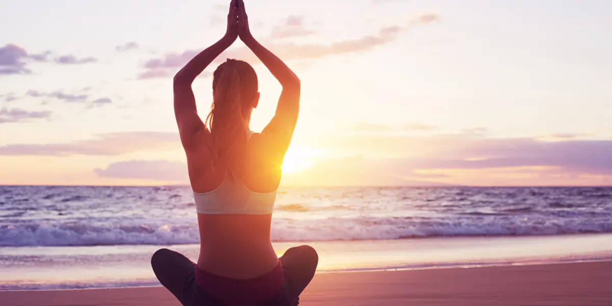 Yoga frente al mar: una conexión cuerpo-mente-naturaleza La práctica del yoga ha ganado popularidad en los últimos años,